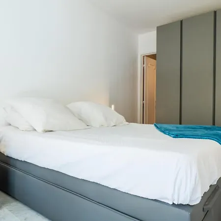 2-room With Terrace Sea View شقة *